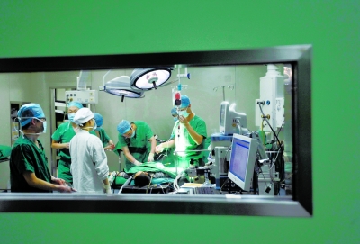 昨晚，醫(yī)生為小進(jìn)進(jìn)做截肢手術(shù)。