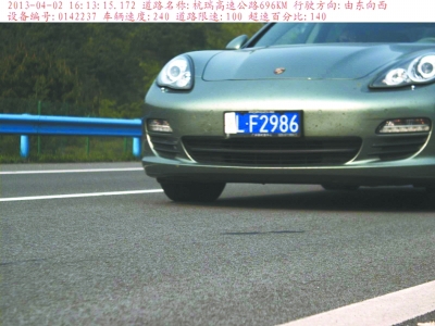 　保時(shí)捷飆車被拍瞬間。湖北省高警總隊(duì)供圖