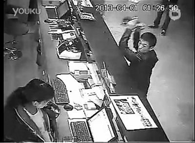 另一同行男子，操起柜臺上的擺件，用力砸向女服務(wù)員面部。