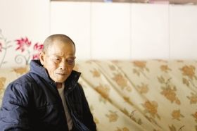 4月15日，劉爹爹的一只眼睛上有明顯的淤青。