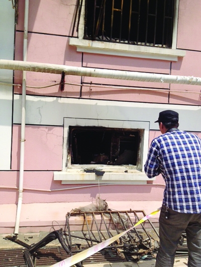 窗戶被燒得面目全非。