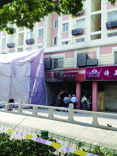 警方勘查事故現(xiàn)場(chǎng)。