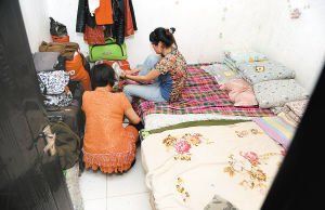 在米家崖一民房?jī)?nèi)，母親蹲在地上幫身陷傳銷(xiāo)的女兒穿鞋，但遭到女兒拒絕