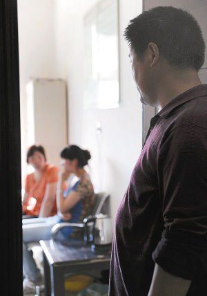 妻子在房?jī)?nèi)勸說(shuō)女兒時(shí)，楊師傅守在門(mén)外