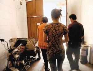 在眾人的勸說(shuō)下，娟娟跟著爸媽走出了傳銷(xiāo)窩點(diǎn)