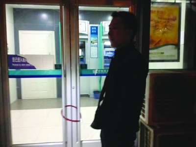 夏先生拿防盜鎖鎖了銀行門。