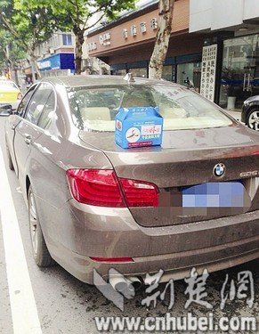 武漢一餐館免費(fèi)為顧客開(kāi)寶馬送外賣大蝦(圖) 武漢一餐館免費(fèi)為顧客開(kāi)寶馬送外賣大蝦(圖)