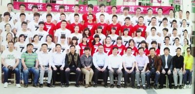 大家來找找，兩幅圖中有13人完全一致，你能找出來嗎？