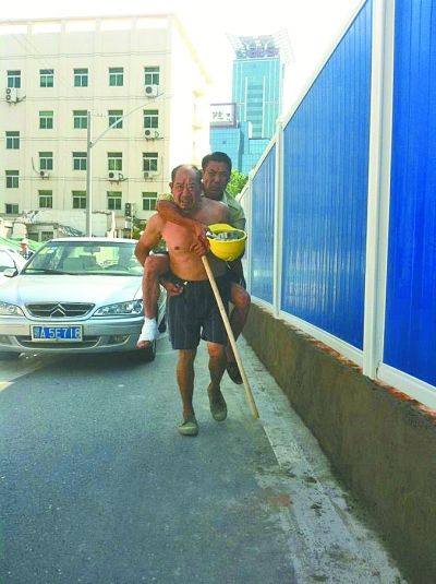 “謝謝，我們身上灰多，怕把車弄臟了”