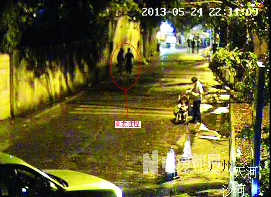 監(jiān)控視頻中（紅圈處），男子尾隨女學(xué)生試圖進(jìn)行猥褻。通訊員供圖