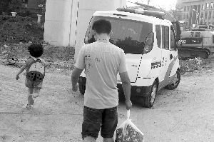 昨天，小豆被民警帶走，轉(zhuǎn)移到別處居住現(xiàn)代快報(bào)記者辛一攝