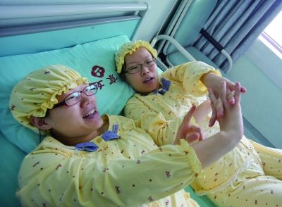 生完寶寶后姐妹倆在床上聊天。