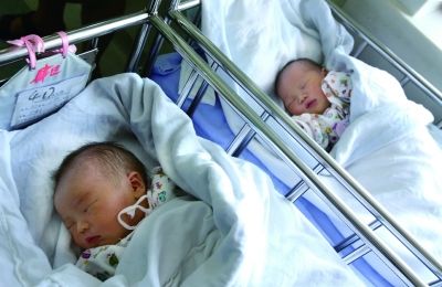 同一天出生的兩個寶寶，長的也很像。（左為男弟弟，右為女姐姐）