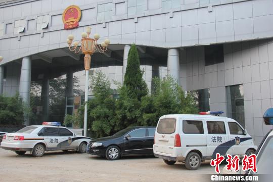 泊頭市人民法院院內(nèi)仍停有無(wú)牌制式警車，涉事人員與記者沖突地點(diǎn)僅距法院不足50米。穆玉良 攝