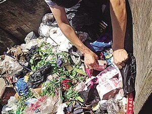 30萬元現(xiàn)金是張紅軍收拾垃圾箱時找到的