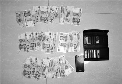 警方從搶劫嫌疑人處起獲的贓款和發(fā)令槍、子彈。警方供圖