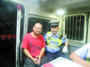 冉強(qiáng)開心地接受了民警的處罰和教育。高新區(qū)交巡警支隊(duì)供圖