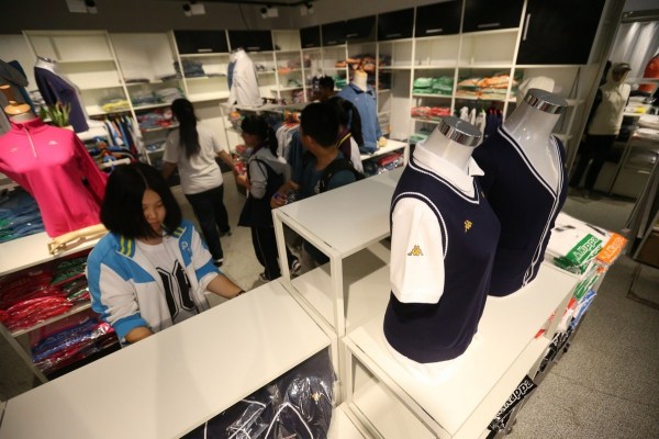 　9月12日，北京，十一學(xué)校在推出三大類、超過40款“最潮”校服，吸引學(xué)生搶購。