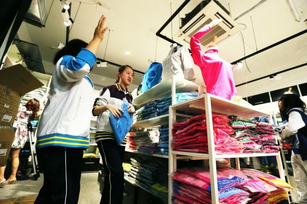 　9月12日，北京，十一學(xué)校在推出三大類、超過40款“最潮”校服，吸引學(xué)生搶購。