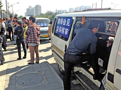 昨日，朝陽(yáng)區(qū)看守所門(mén)前有人排隊(duì)。大門(mén)外還停有多輛寫(xiě)有“律師會(huì)見(jiàn)”字樣的車(chē)。