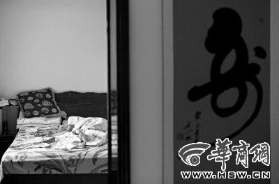 昨日，徐萬發(fā)躺在自家床上，鼻子插著氧氣管 記者張杰攝