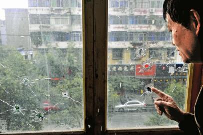 10月17日，朱先生家窗戶被擊穿。