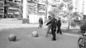 就為了搬這個(gè)石墩，男子打傷了兩個(gè)保安