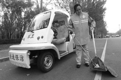 比賽之前張起超在多功能清潔車前練習(xí)動(dòng)作。