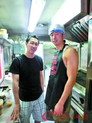 劉曉（左）和彭一在餐車(chē)內(nèi)。（受訪者提供）
