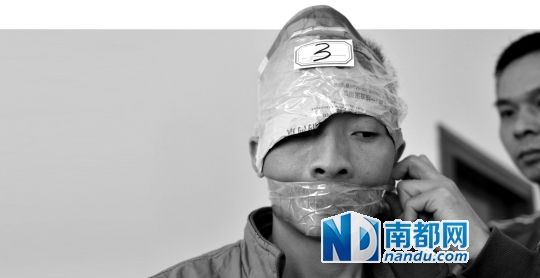 為了防止犯罪嫌疑人串供，民警用膠帶將犯罪嫌疑人的嘴封住。