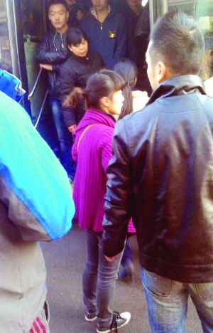 現(xiàn)場僵持不下，穿玫紅色衣服女子要車上乘客給她道歉