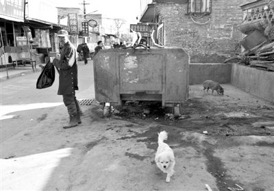 昨日，村民在通州區(qū)馬駒橋的這個垃圾箱旁，發(fā)現(xiàn)一被棄男嬰，急救人員趕到后確認男嬰已死亡。新京報記者 黃月 攝