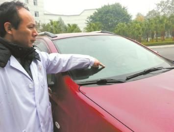 唐中山的車(chē)玻璃被醉酒男子砸壞。