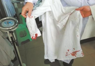 受傷醫(yī)生的衣服上血跡斑斑。