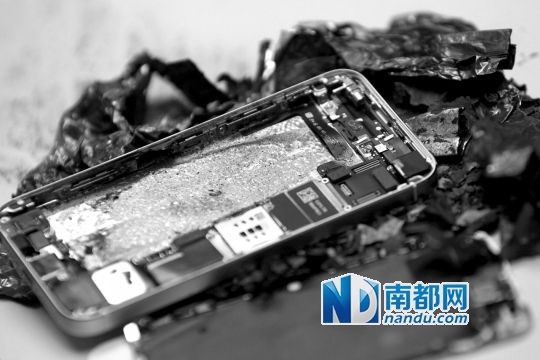 于先生的新iPhone5S手機(jī)直接“爆”廢。 南都記者劉有志攝
