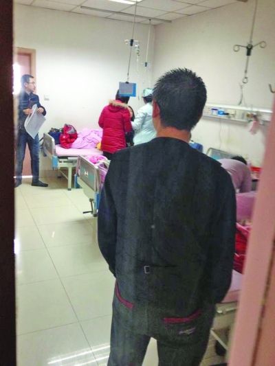 男孩一家神情凝重。