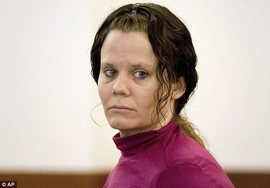 2月12日，勒死朋友并剖腹取嬰的柯里出庭受審。