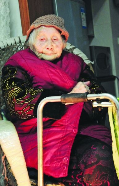 正在取暖的熊婆婆。見習(xí)記者 楊榮峰 攝