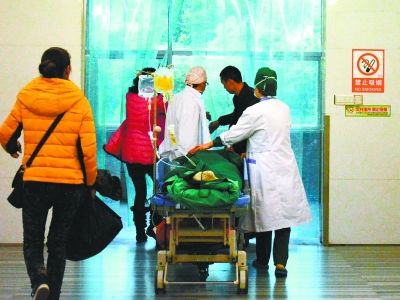 受傷女孩做完手術(shù)被送往重癥監(jiān)護室。記者楊濤 攝