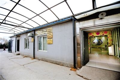 2月25日，北京石景山醫(yī)院，太平間旁的一間辦公室外掛有“八寶山殯儀館石景山醫(yī)院服務(wù)站”的牌子。本版攝影/新京報(bào)記者 王叔坤