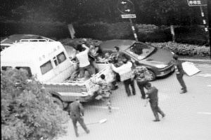 沖突現(xiàn)場(chǎng)，協(xié)管員揮拳打向女商販 視頻截圖