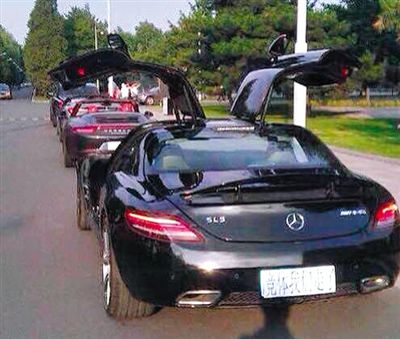 近日，一組“北體大畢業(yè)典禮豪車云集堪比車展”組圖在網(wǎng)絡(luò)爆紅。網(wǎng)絡(luò)截圖