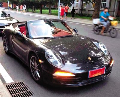 近日，一組“北體大畢業(yè)典禮豪車云集堪比車展”組圖在網(wǎng)絡(luò)爆紅。網(wǎng)絡(luò)截圖