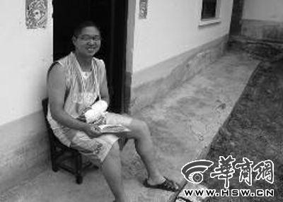 昨日受傷在家的段恒說,等大學(xué)畢業(yè)了,要替父母供妹妹上學(xué) 華商報記者 曾春 攝 昨日受傷在家的段恒說,等大學(xué)畢業(yè)了,要替父母供妹妹上學(xué) 華商報記者 曾春 攝
