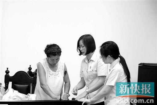 白春榮簽領(lǐng)國(guó)家賠償款。通訊員供圖