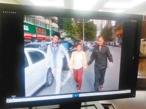 　　便衣民警將一名“站街女”帶回調(diào)查。