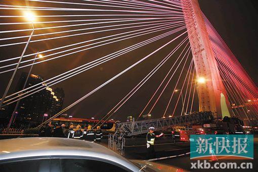 昨日深夜，橋上東側(cè)空出兩條車道用來救援。