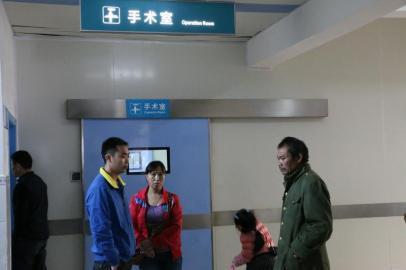 宇宇的父母和爺爺一直守候在手術室外。