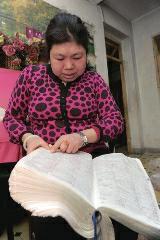 背單詞，是很多學(xué)生學(xué)習(xí)英語時(shí)最頭疼的事兒，而西安51歲大學(xué)英語老師李艷芝在兩年內(nèi)背完《英漢大詞典》22萬個(gè)英語詞匯，學(xué)生稱贊其為一本活的《英漢大詞典》；兒子自小患有自閉癥，生活不能自理，20年前又與丈夫離婚，面對(duì)生活的不幸，她秉承“你必須一直向前”的信念。