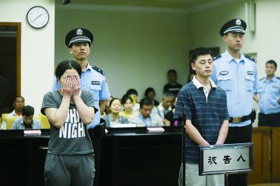 聽到判決，賈某（左）哭了起來。一直到被帶離法庭，夫妻倆沒說一句話